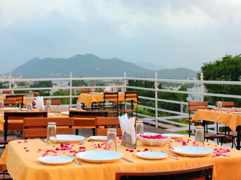 Hotel Mahima Palace Udaipur Bagian luar foto